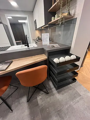 Moderne Einbauküche mit Essplatz und viel Stauraum