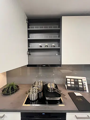 Moderne Einbauküche mit Essplatz und viel Stauraum