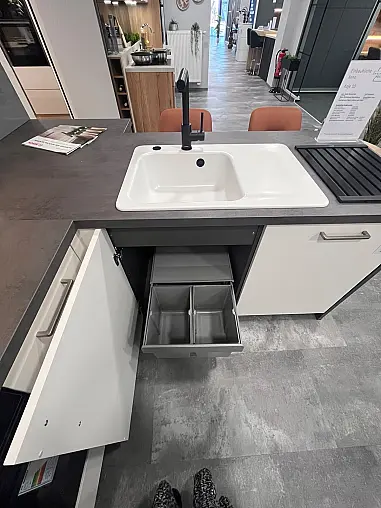 Moderne Einbauküche mit Essplatz und viel Stauraum
