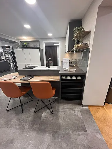 Moderne Einbauküche mit Essplatz und viel Stauraum