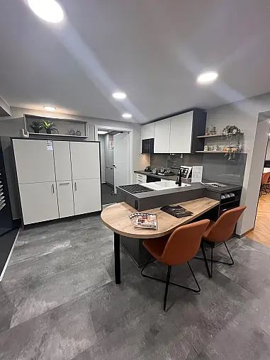 Moderne Einbauküche mit Essplatz und viel Stauraum