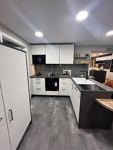 Moderne Einbauküche mit Essplatz und viel Stauraum