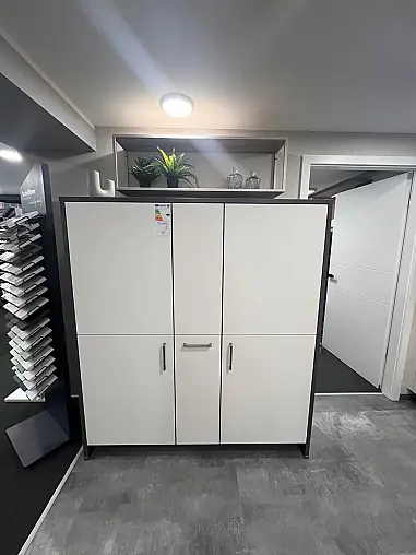 Moderne Einbauküche mit Essplatz und viel Stauraum