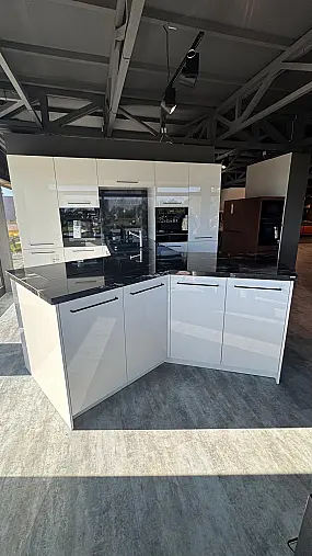 Exklusive Ballerina Designküche mit Granit Black Cosmic und hochwertiger Miele-Ausstattung