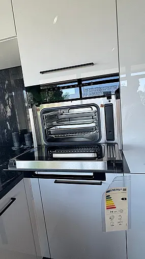 Exklusive Ballerina Designküche mit Granit Black Cosmic und hochwertiger Miele-Ausstattung