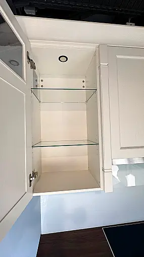 Häcker Landhausküche Bristol Weiß mit Neff-Geräten &amp; Kommode
