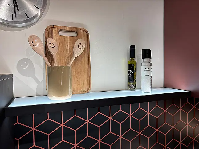 Diese hochwertige Ausstellungsküche überzeugt mit einem außergewöhnlichen Farbkonzept und moderner Ausstattung