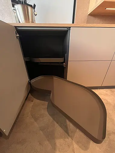 Küche in U-Form mit Designhaube und "FurnSpin"