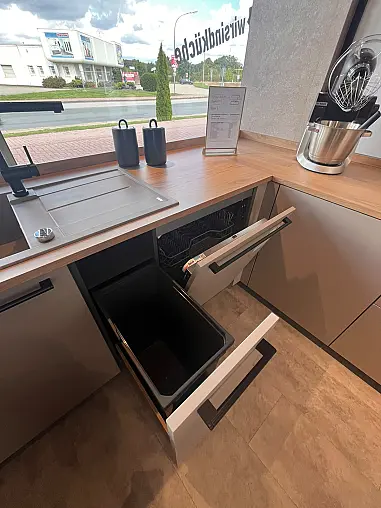 Küche in U-Form mit Designhaube und "FurnSpin"