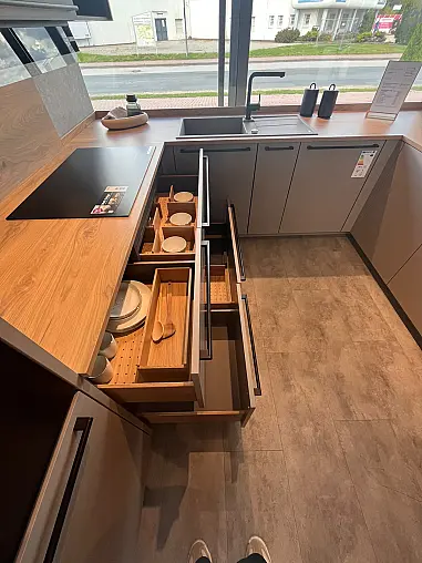 Küche in U-Form mit Designhaube und "FurnSpin"