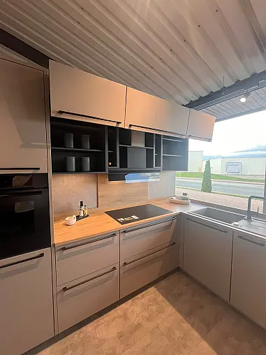 Küche in U-Form mit Designhaube und "FurnSpin"