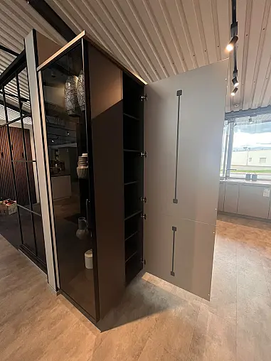 Küche in U-Form mit Designhaube und "FurnSpin"