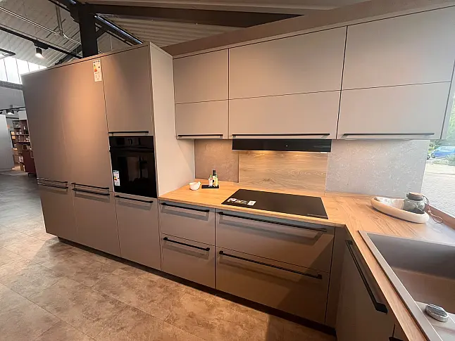 Küche in U-Form mit Designhaube und "FurnSpin"