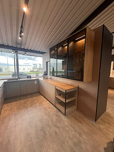 Küche in U-Form mit Designhaube und "FurnSpin"