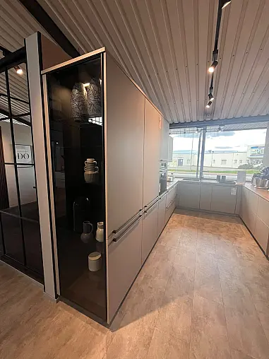 Küche in U-Form mit Designhaube und "FurnSpin"