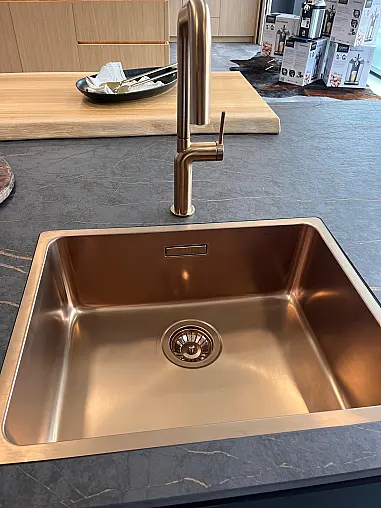 Küche mit Naturstein Arbeitsplatte und Inselhaube