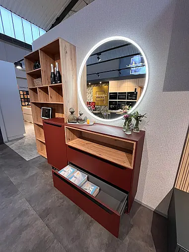 Sideboard mit beleuchtetem Spiegel und Regalsystem