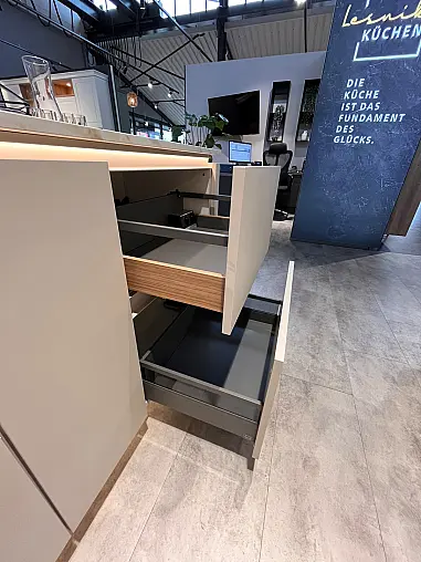 Ausstellungsküche mit indirekter Beleuchtung  und Tresen aus Massivholz