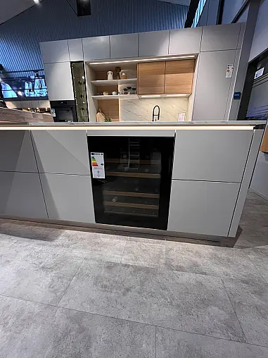 Ausstellungsküche mit indirekter Beleuchtung  und Tresen aus Massivholz