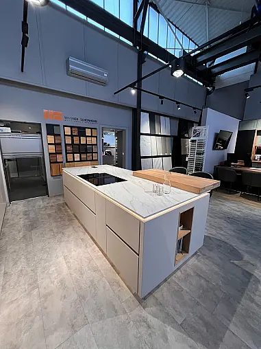 Ausstellungsküche mit indirekter Beleuchtung  und Tresen aus Massivholz