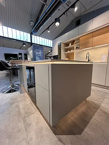Ausstellungsküche mit indirekter Beleuchtung  und Tresen aus Massivholz