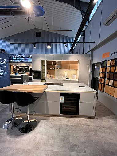 Ausstellungsküche mit indirekter Beleuchtung  und Tresen aus Massivholz