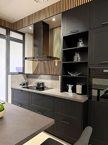 Häcker concept130 Küche in Schwarz – moderner Landhausstil mit Halbinsel und Theke | Ausstellungsküche inkl. 2 Barhocker
