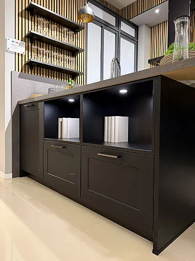 Häcker concept130 Küche in Schwarz – moderner Landhausstil mit Halbinsel und Theke | Ausstellungsküche inkl. 2 Barhocker