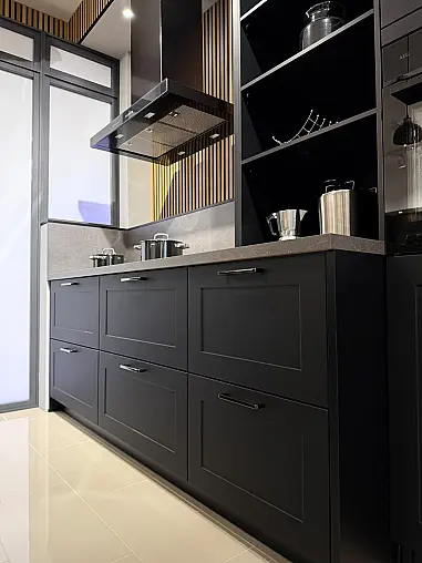 Häcker concept130 Küche in Schwarz – moderner Landhausstil mit Halbinsel und Theke | Ausstellungsküche inkl. 2 Barhocker