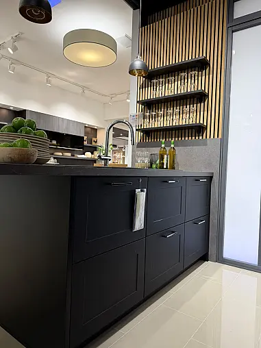 Häcker concept130 Küche in Schwarz – moderner Landhausstil mit Halbinsel und Theke | Ausstellungsküche inkl. 2 Barhocker