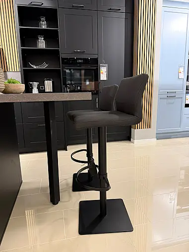 Häcker concept130 Küche in Schwarz – moderner Landhausstil mit Halbinsel und Theke | Ausstellungsküche inkl. 2 Barhocker