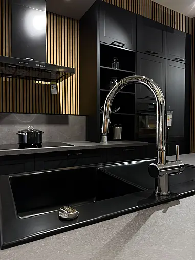 Häcker concept130 Küche in Schwarz – moderner Landhausstil mit Halbinsel und Theke | Ausstellungsküche inkl. 2 Barhocker