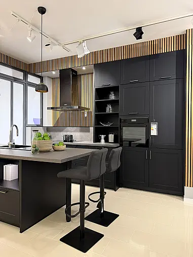 Häcker concept130 Küche in Schwarz – moderner Landhausstil mit Halbinsel und Theke | Ausstellungsküche inkl. 2 Barhocker
