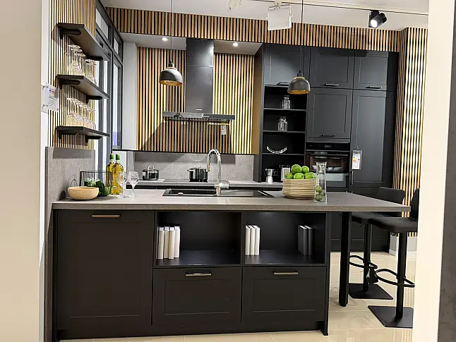 Häcker concept130 Küche in Schwarz – moderner Landhausstil mit Halbinsel und Theke | Ausstellungsküche inkl. 2 Barhocker