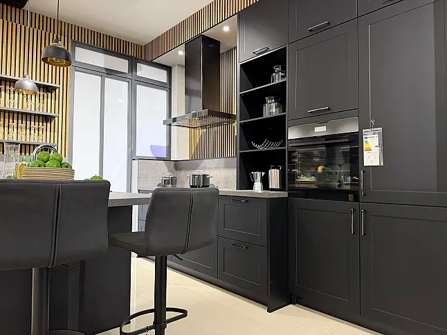 Häcker concept130 Küche in Schwarz – moderner Landhausstil mit Halbinsel und Theke | Ausstellungsküche inkl. 2 Barhocker