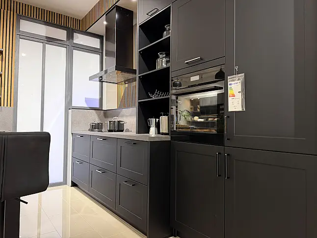 Häcker concept130 Küche in Schwarz – moderner Landhausstil mit Halbinsel und Theke | Ausstellungsküche inkl. 2 Barhocker