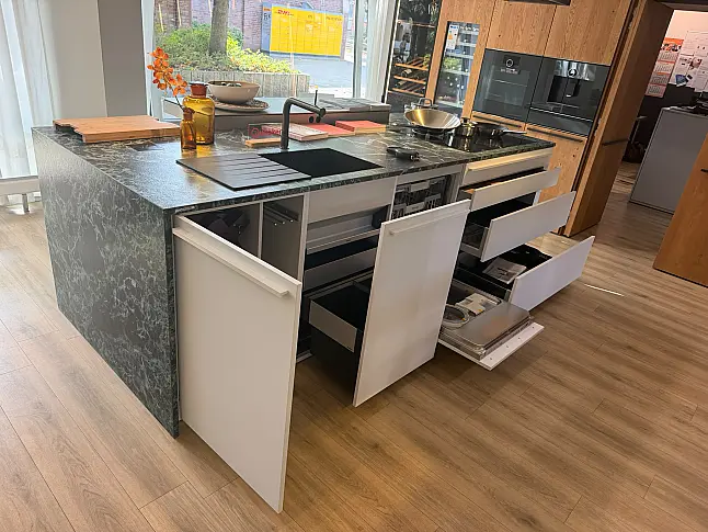 Insel mit Keramik und Gaggenau