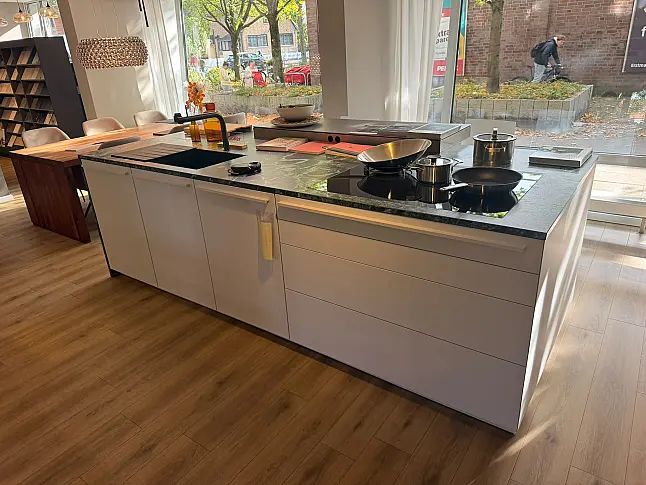 Insel mit Keramik und Gaggenau