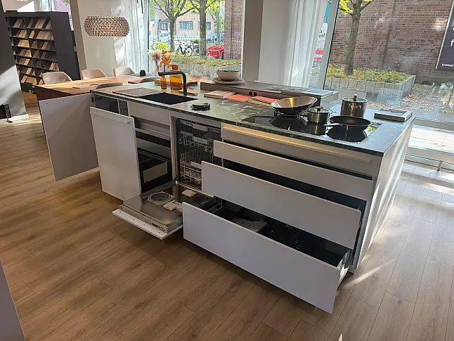 Insel mit Keramik und Gaggenau
