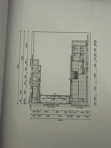 Häcker concept130 Landhausküche in Crema-Magnolie mit Halbinsel – AEG-Geräte inkl. Deckenlüfter, Weinkühler &amp; Kaffeevollautomat | Ausstellungsküche