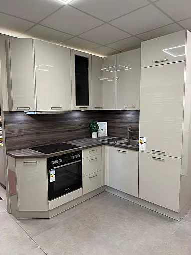 Musterküche im Abverkauf – moderne Eleganz in Sandbeige Hochglanz