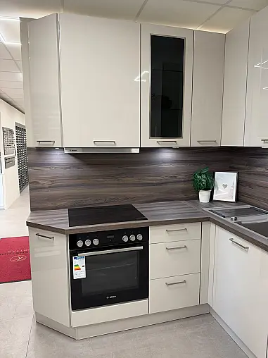 Musterküche im Abverkauf – moderne Eleganz in Sandbeige Hochglanz