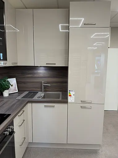 Musterküche im Abverkauf – moderne Eleganz in Sandbeige Hochglanz