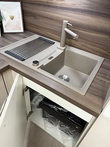 Musterküche im Abverkauf – moderne Eleganz in Sandbeige Hochglanz