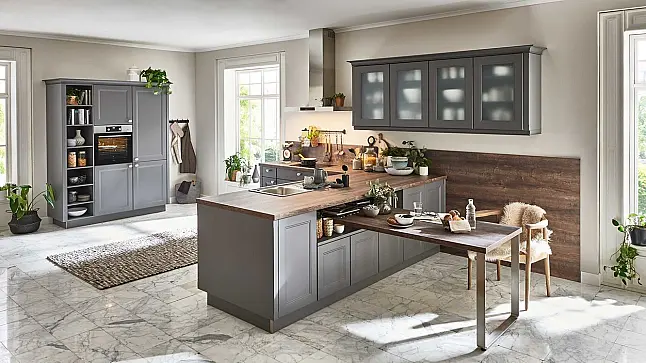 Landhaus Küche mit Fronten in Quarzgrau softmatt