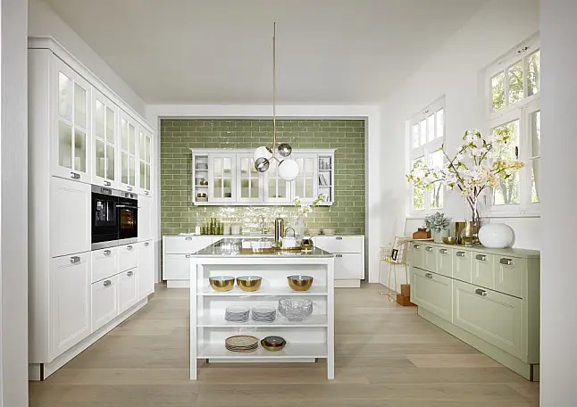 Gemütliche Landhaus Style Inselküche mit Fronten in Farbkombination