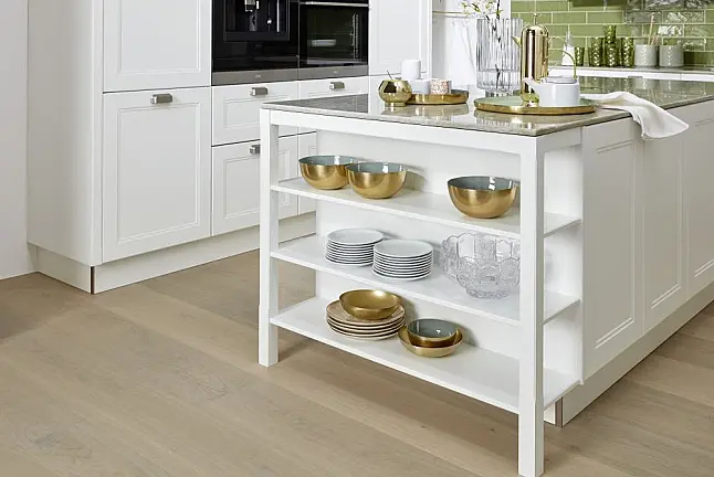 Gemütliche Landhaus Style Inselküche mit Fronten in Farbkombination