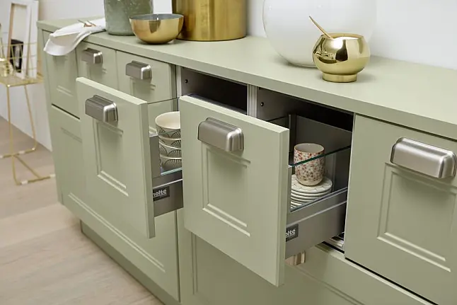 Gemütliche Landhaus Style Inselküche mit Fronten in Farbkombination