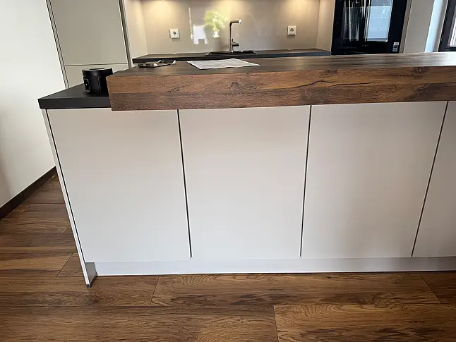 Moderne grifflose Küche mit Lackfronten