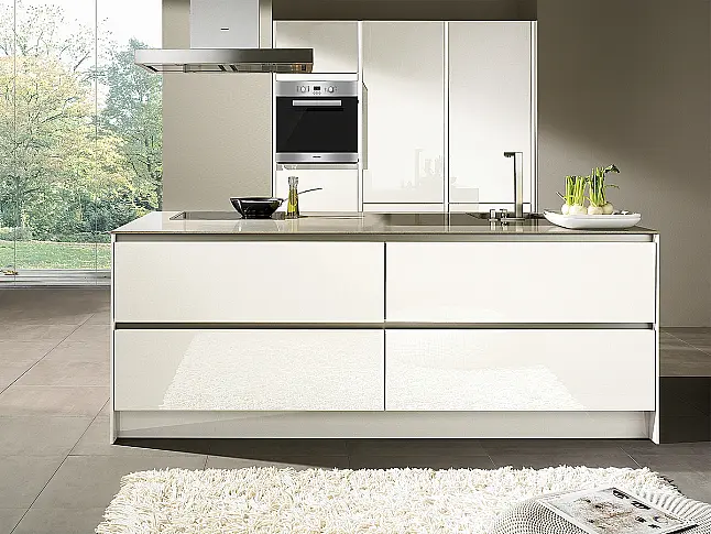 Moderne Inselküche in Weiß